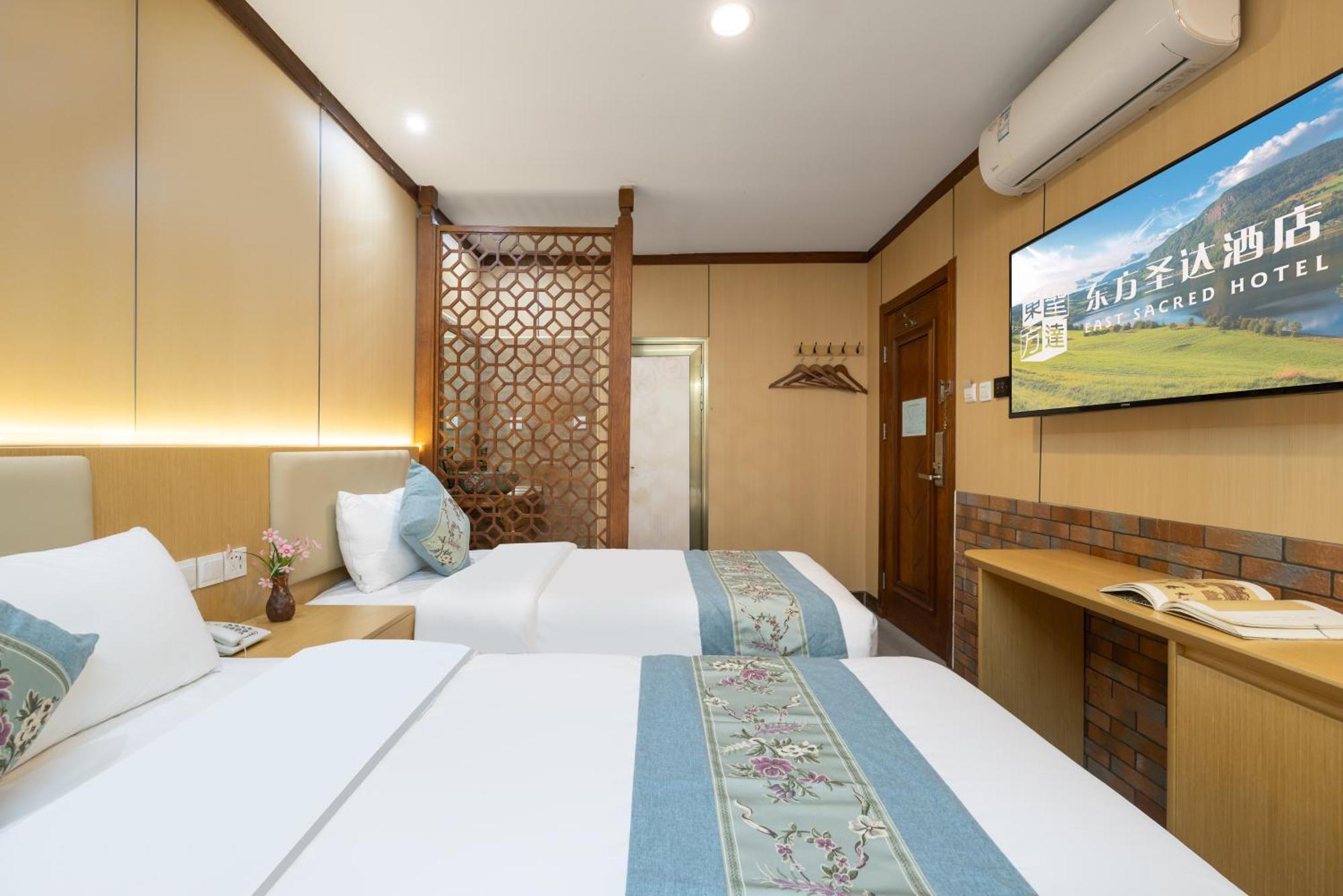 The East Hotel-very Close To The Drum Tower,the Temple,houhai Bar Street,and The Forbidden City,there Are Many Old Traditional Hutongs Around The ,experience The Culture Of Old Hutongs,near Exit A Of Shichahai On Metro Line Пекин